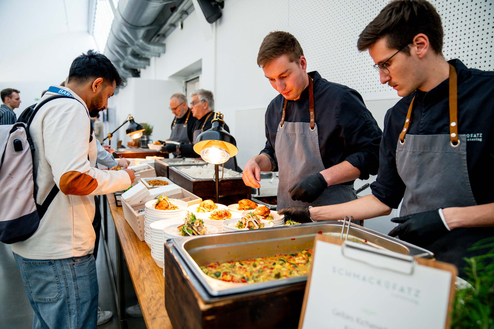 Schmackofatz Catering bei der Eröffnung von Gründerzentrum Würzburg - Mitarbeiter beim Anrichten des Essens